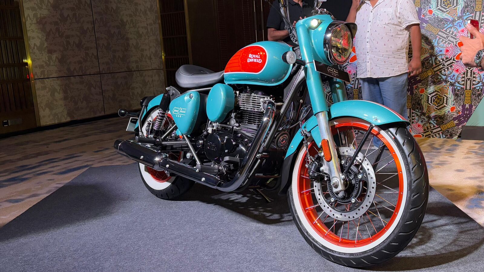 Royal Enfield Goan Classic 350 vs Jawa Perak: Which bobber will you choose