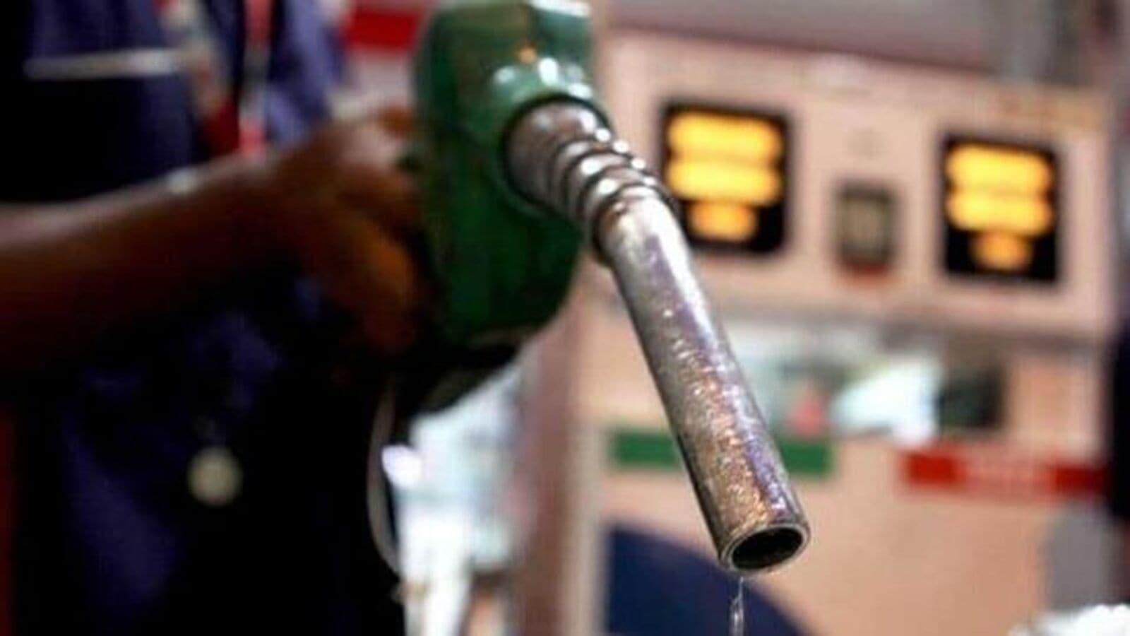 Petrol & diesel prices hit new highs in Pakistan as economy dwindles