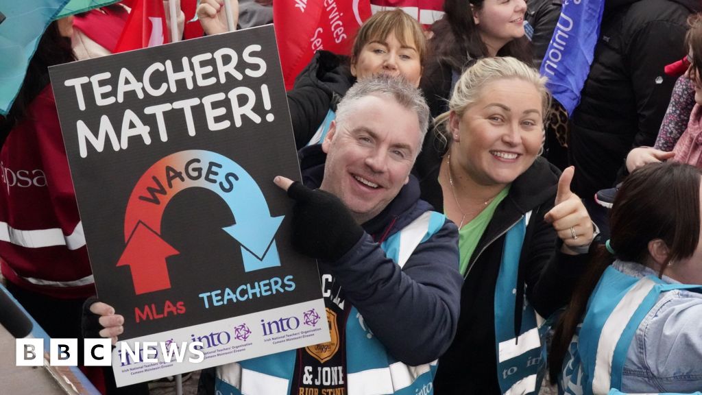 Northern Ireland: Teachers suspend industrial action planned for next week