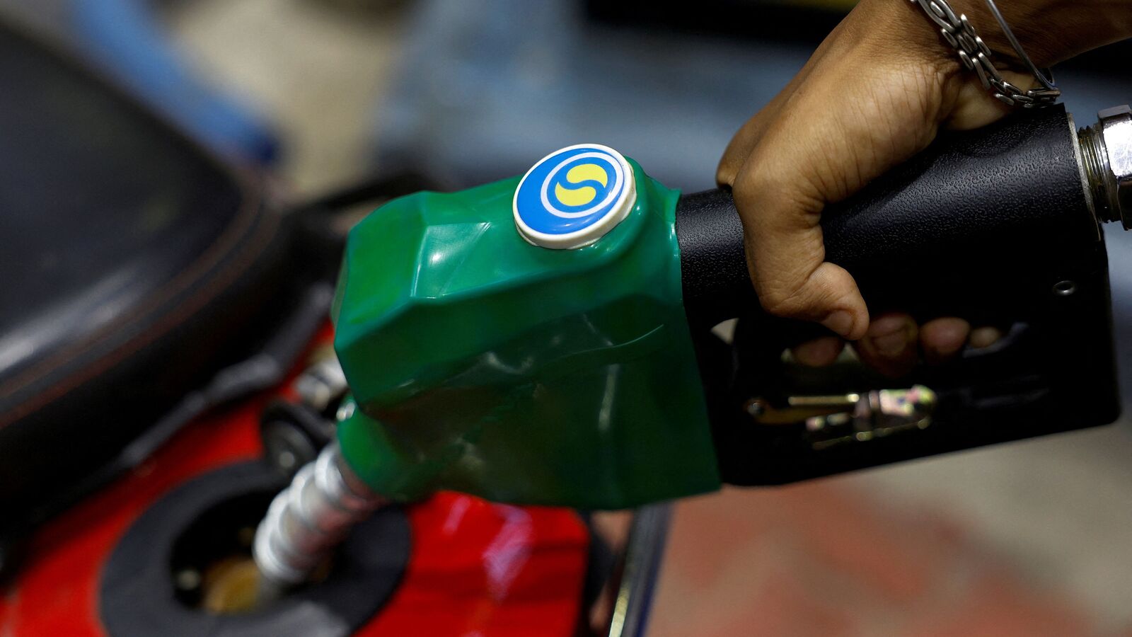 Is it better to buy petrol or diesel for ₹195 than ₹200? Here's how the pump's meter works